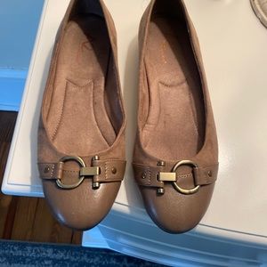 Aerosoles taupe Slip on’s